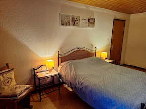 WiFi, bed sheets - Apartment 'Proche Stations De Ski' with Mountain View, Private Terrace and Wi-Fi (Abondance)