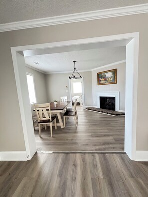 Dining - Mins from Duke Hospital and UNC Chapel Hill (Durham)