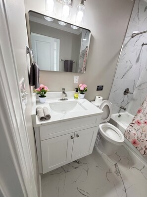 Bathroom - Mins from Duke Hospital and UNC Chapel Hill (Durham)