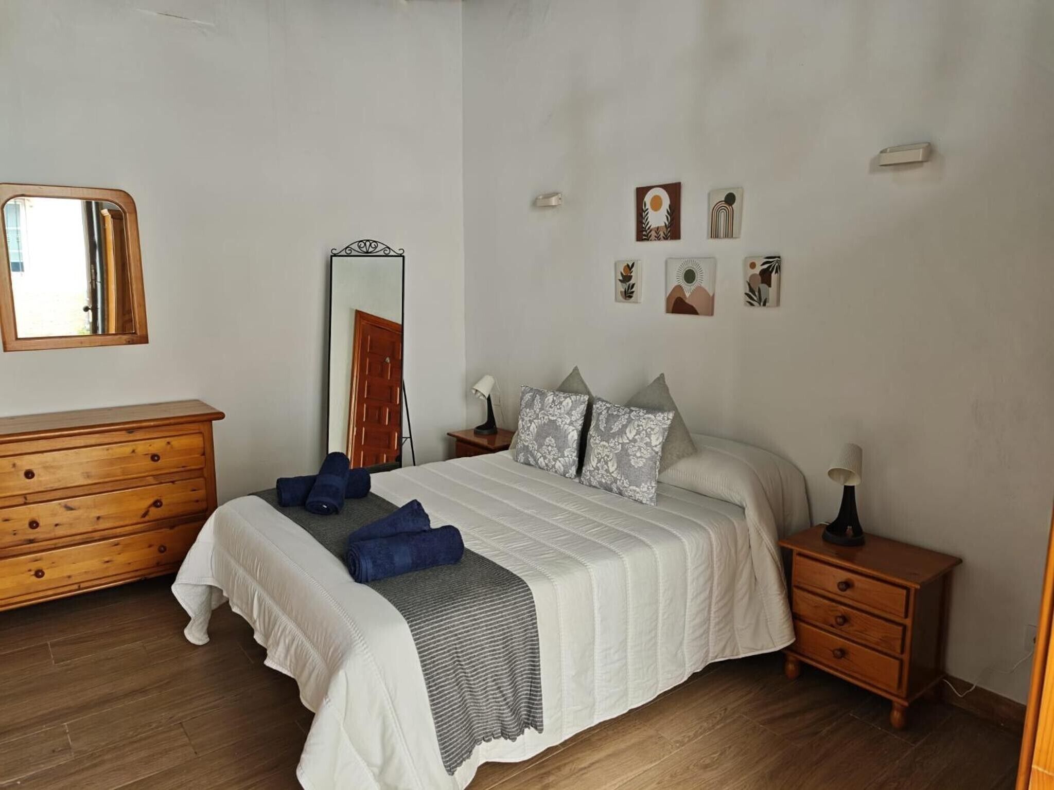 Tabla de planchar con plancha, wifi y ropa de cama 