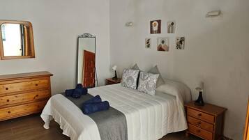 Tabla de planchar con plancha, wifi y ropa de cama
