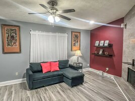 Basic Double Room | Living area