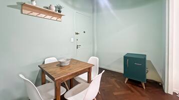Apartamento, 1 quarto, vista para a cidade | Sala de jantar