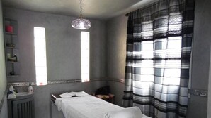 A room with a single bed, a radiator, a shelf with toiletries, and a window with curtains. - Villa Daba by Zelia en Exclusivité  (Essaouira)