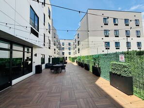 Outdoor dining - Cozy Chic 1 Bdrm King Suite - mins to NYC, MetLife (Belleville)