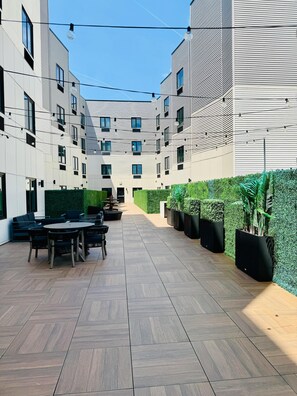 Outdoor dining - Cozy Chic 1 Bdrm King Suite - mins to NYC, MetLife (Belleville)
