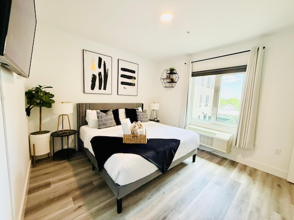 Iron/ironing board, bed sheets