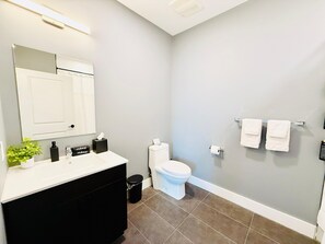Bathroom - Cozy Chic 1 Bdrm King Suite - mins to NYC, MetLife (Belleville)