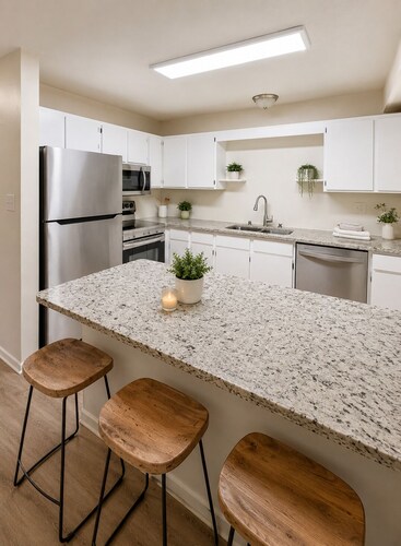 King bedroom apartment with workspace, AC, Parking, Laundry/by Arlington Heights
