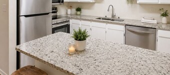 King bedroom apartment with workspace, AC, Parking, Laundry/by Arlington Heights