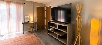King bedroom apartment with workspace, AC, Parking, Laundry/by Arlington Heights