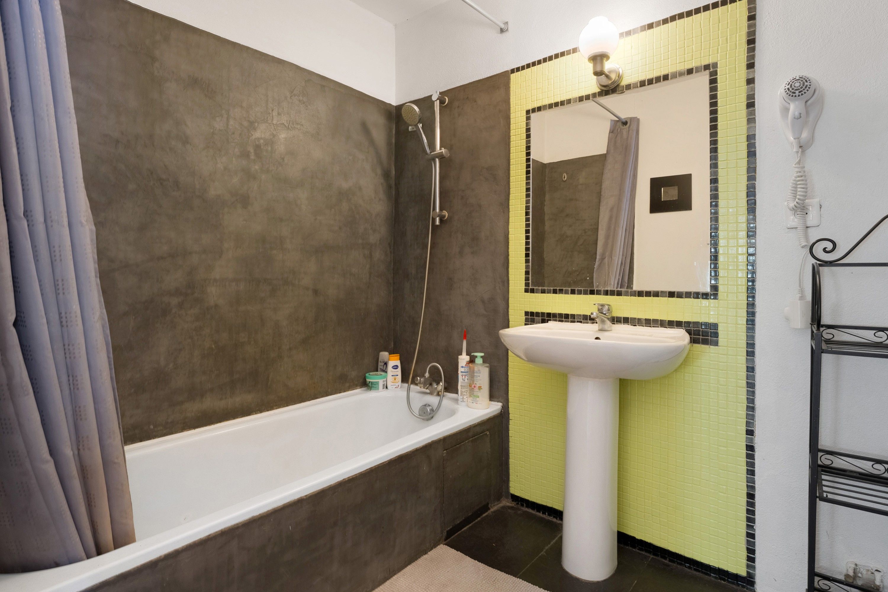 Une salle de bain avec une baignoire, un lavabo et une douche.