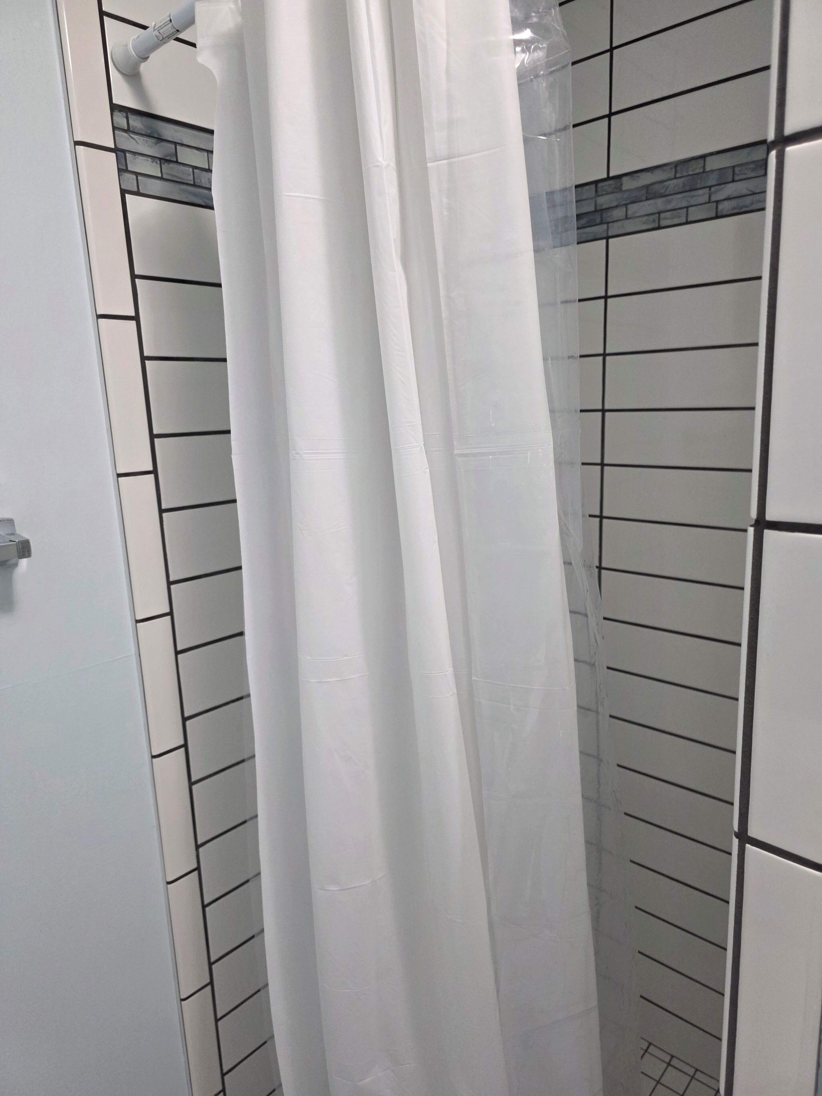 Regadera, toallas, papel de baño 