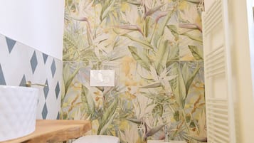 Doppia Deluxe | Bagno | Asciugacapelli, pantofole, asciugamani, sapone