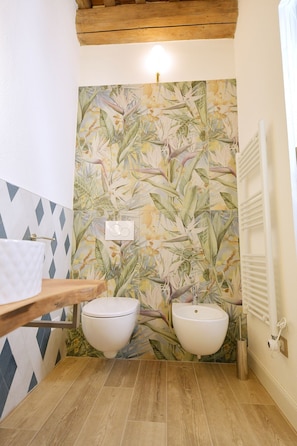 Deluxe-Doppelzimmer | Badezimmer | Haartrockner, Hausschuhe, HandtĂŒcher, Seife
