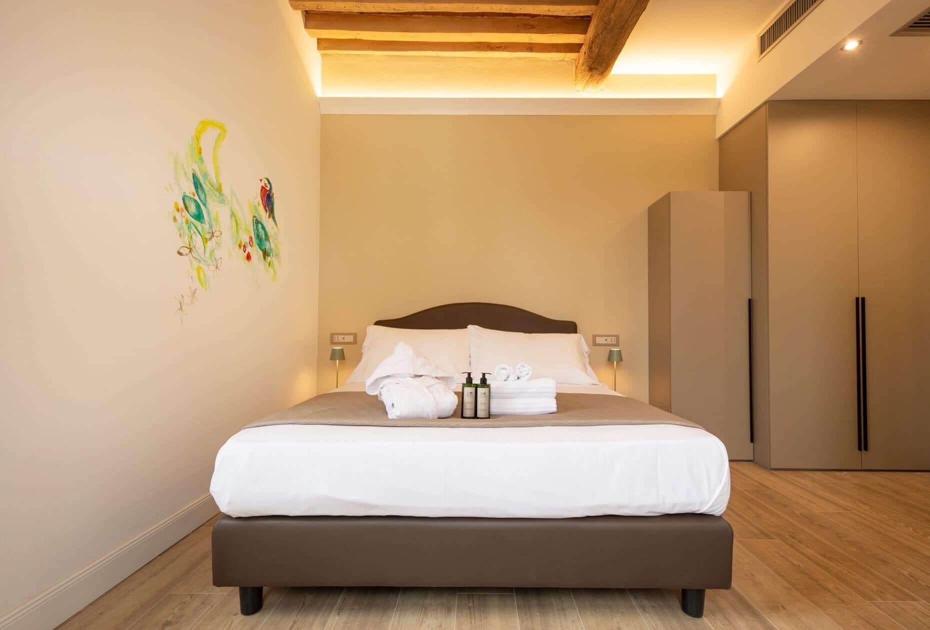 Quarto casal conforto, vista para o jardim | Quartos à prova de som, Wi-Fi de cortesia