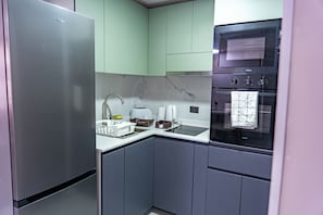 Deluxe Apartment, City View | Private kitchen - Exclusivo departamento en Las Condes (Las Condes)