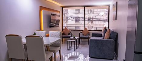 Deluxe Apartment, City View | Living area
