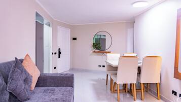 Deluxe Apartment, City View | Living area