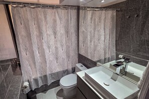 Deluxe Apartment, City View | Bathroom - Exclusivo departamento en Las Condes (Las Condes)