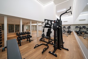 A gym with exercise equipment, a bench, and dumbbells. - Z - Market Residence 3D (Porto)
