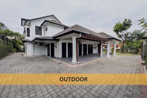 Exterior - Massive 8-Bedroom Petaling Jaya Holiday Home, Sleeps 16+ Near Kuala Lumpur (Petaling Jaya)