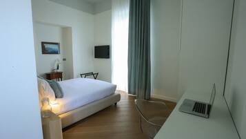 Studio Suite, City View | In-room safe, desk, blackout drapes, iron/ironing board