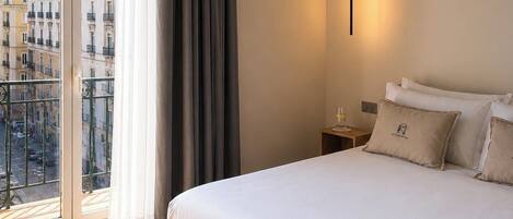 Chambre Deluxe double, vue sur la ville | Coffre-fort, bureau, rideaux dâobscurcissement