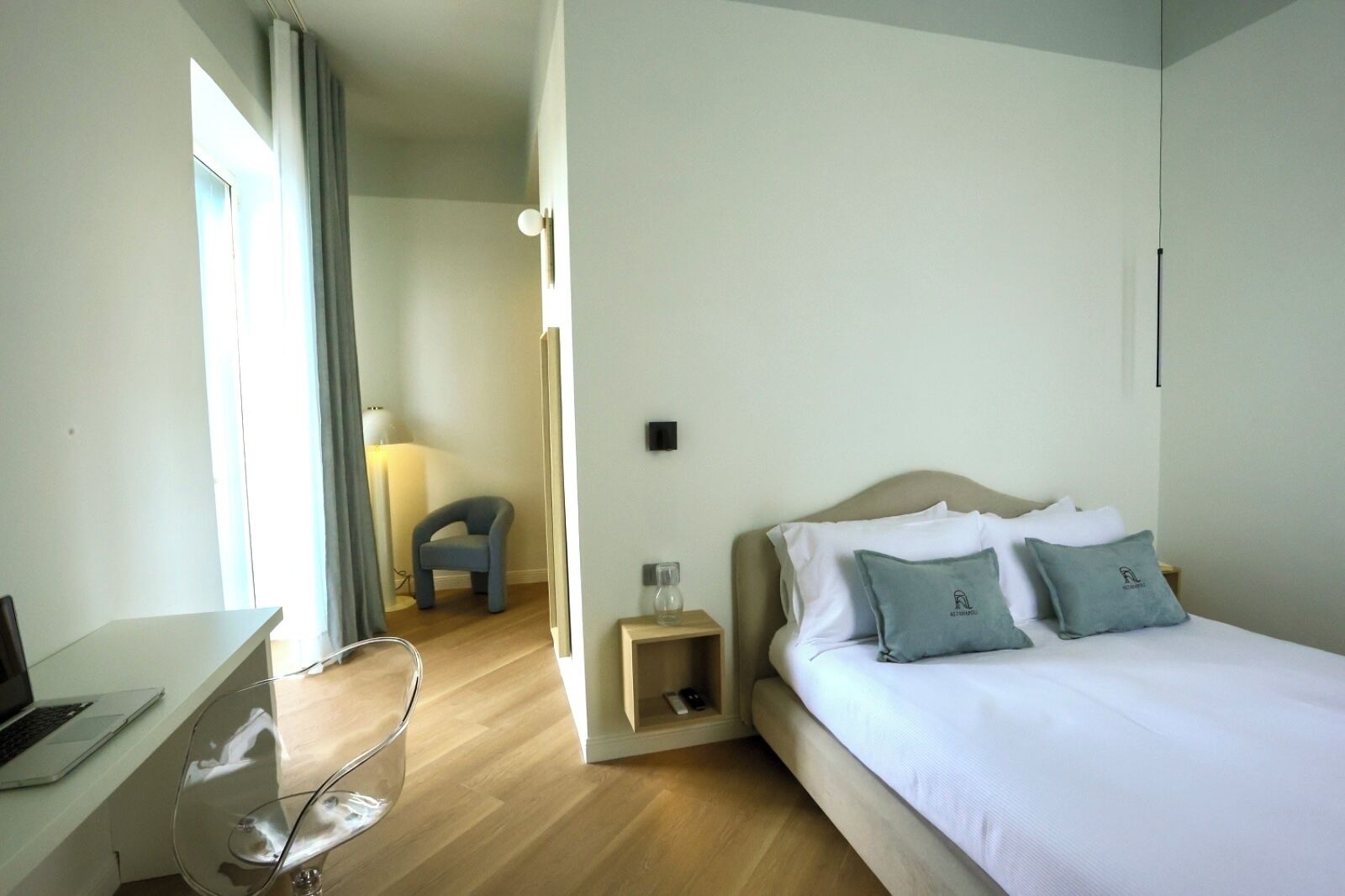 Suite Studio, vue ville | Coffres-forts dans les chambres, bureau, rideaux occultants