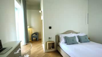 Suite Studio, vue ville | Coffres-forts dans les chambres, bureau, rideaux occultants