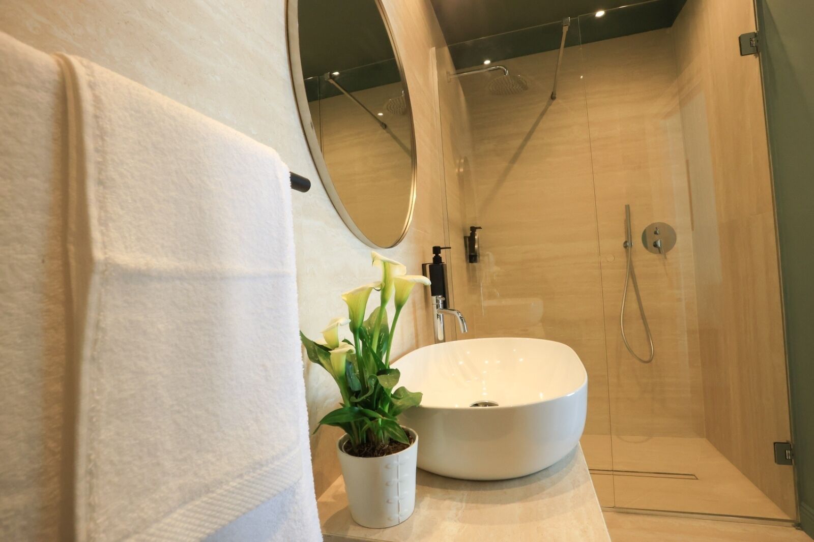 Deluxe Double Room, City View | Bathroom | Shower, hair dryer, slippers, towels