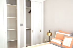 2 bedrooms, iron/ironing board, internet, bed sheets