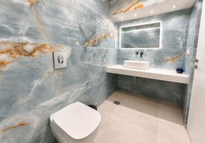 Haartrockner, Handtücher, Seife, Toilettenpapier
