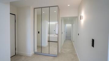 Condo Signature, 2 chambres, cuisine, vue sur la montagne | Décor unique, ameublement unique, fer et planche à repasser