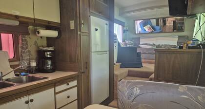 Serene shady porch w/grill caravan w/ AC in Marathon perfect for getaway