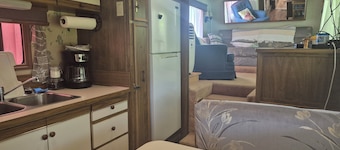 Serene shady porch w/grill caravan w/ AC in Marathon perfect for getaway