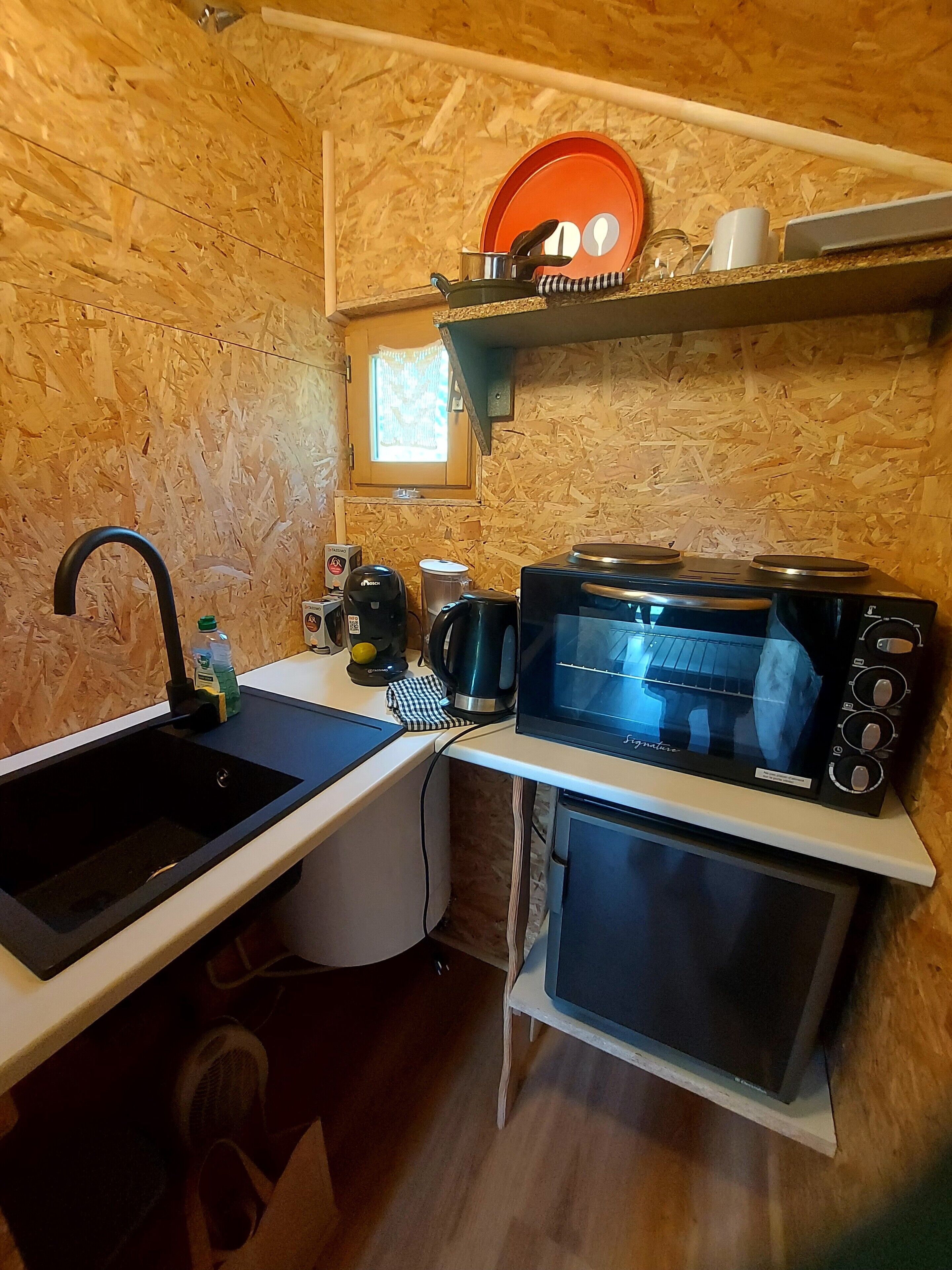 Fridge, oven, stovetop, coffee/tea maker