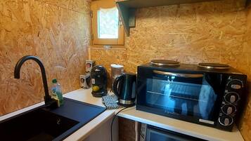 Fridge, oven, stovetop, coffee/tea maker