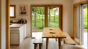 Una cocina moderna con encimeras de madera, una mesa de comedor y un banco.
