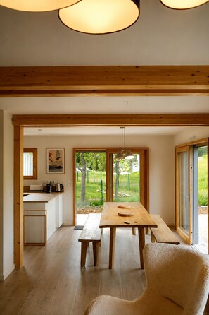 Une cuisine moderne avec des plans de travail en bois, une table à manger et un banc.