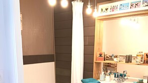 Ein Badezimmer mit Badewanne, Toilette, Waschbecken und Spiegel.