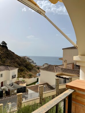 A coastal residential area with houses, a street, and a view of the sea. - Casa Mamá: Sea Views, Private Pool & Wi-Fi on the Costa Tropical (Almuñécar)