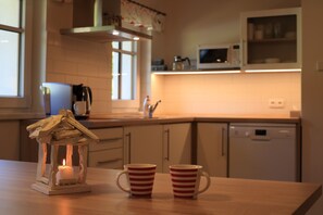 Eine Küche mit Mikrowelle, Kaffeemaschine und Geschirrspüler.