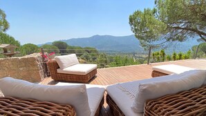 A wooden deck with wicker furniture and a view of mountains. - Quinta da Rampa - Arrábida (Azeitão)