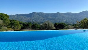 A clear blue pool with a mountainous backdrop. - Quinta da Rampa - Arrábida (Azeitão)