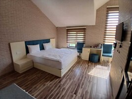 Habitación estándar con 1 cama doble o 2 individuales, balcón, vistas al jardín | Escritorio y wifi gratis