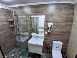 Habitación estándar con 1 cama doble o 2 individuales, balcón, vistas al jardín | Baño | Ducha, artículos de higiene personal gratuitos y secador de pelo