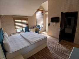 Habitación estándar con 1 cama doble o 2 individuales, balcón, vistas al jardín | Escritorio y wifi gratis