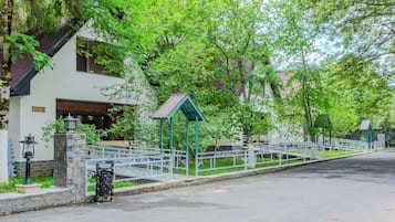 Family Cottage, Balcony, Garden View | Premium bedding, minibar, WiFi (free), bed sheets