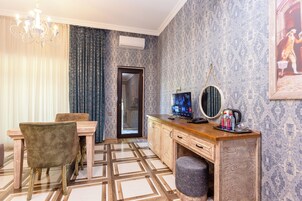 Ropa de cama de alta calidad, minibar, wifi gratis y ropa de cama